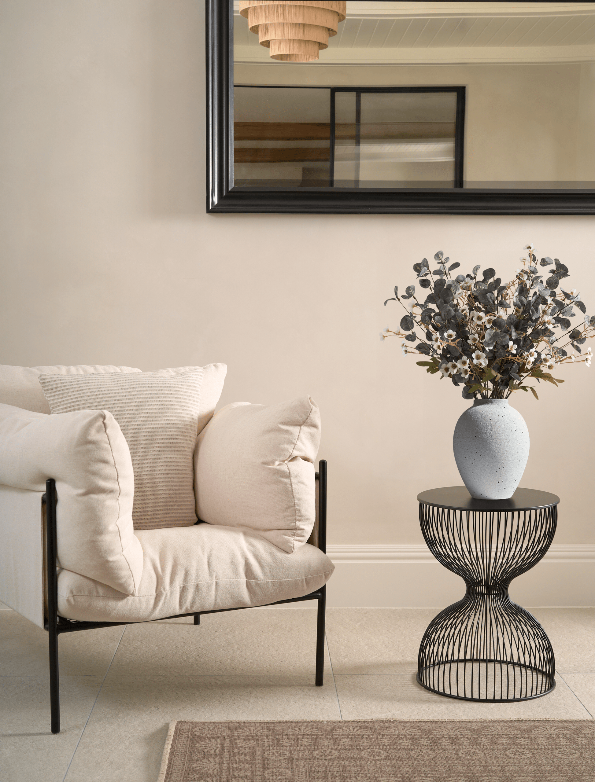 Vase blanc décoration salon sur table d'appoint. idée décoration. mise en scène décoration My Swan