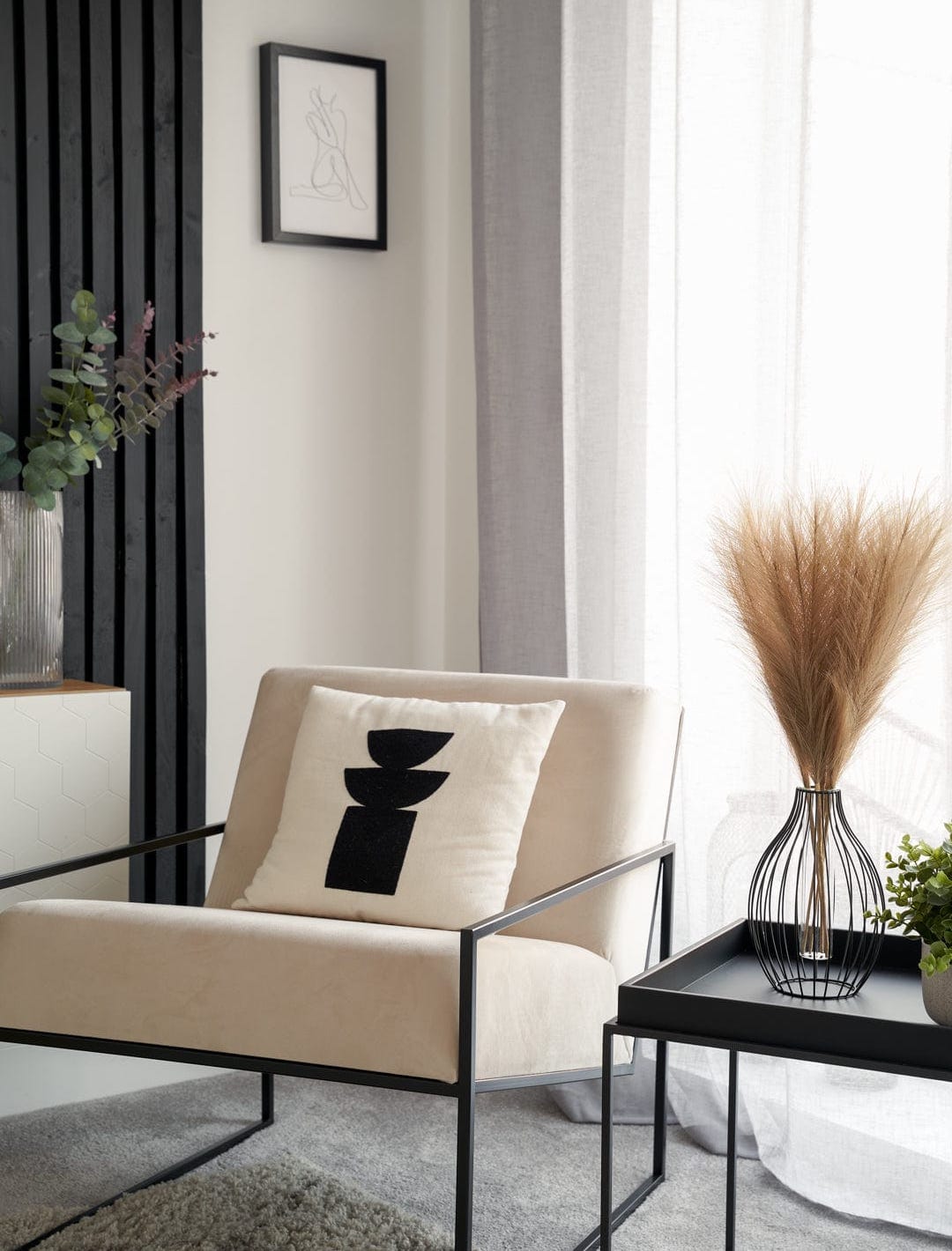 Vase décoratif noir minimaliste 