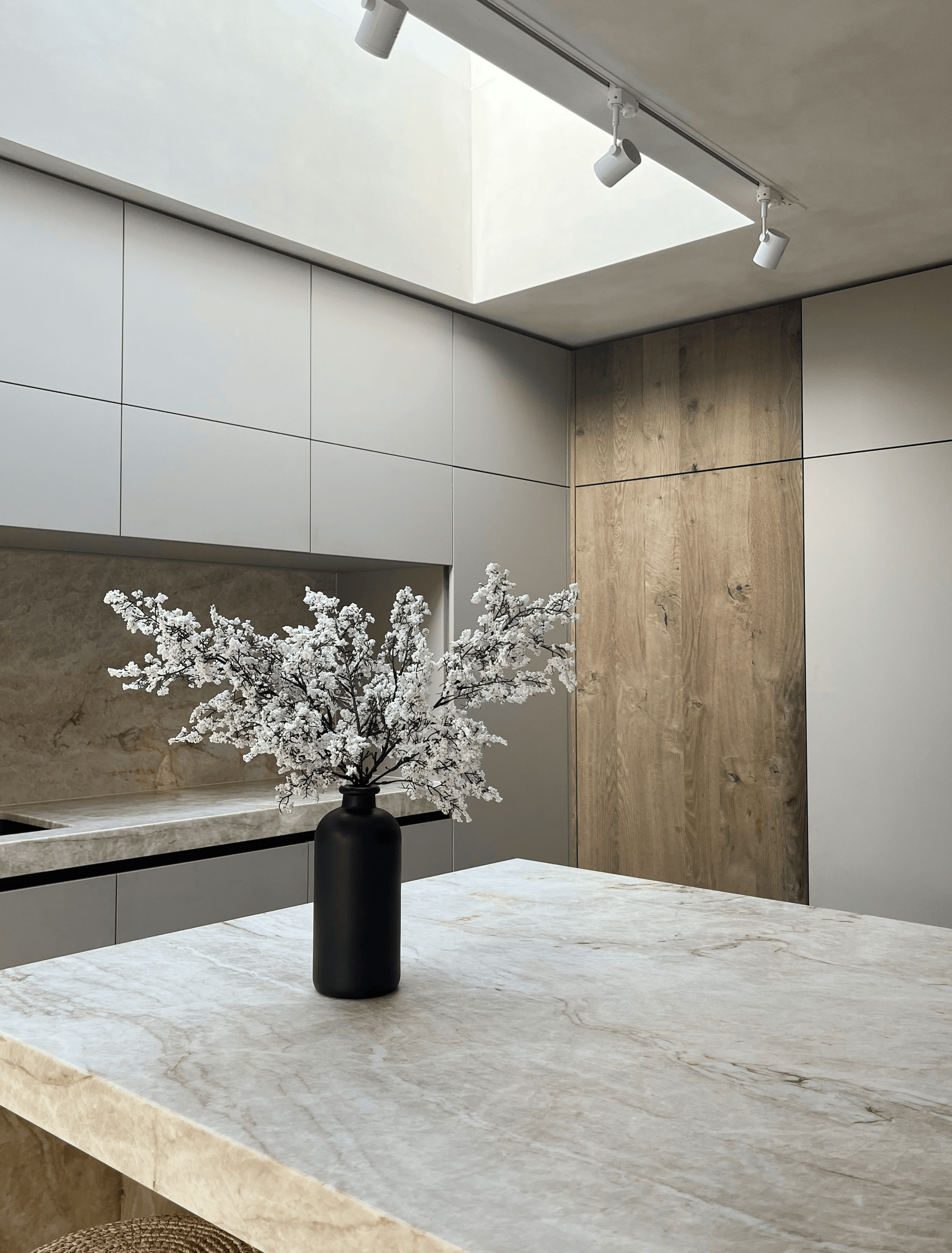 fleures artificielles hivernales dans cuisine